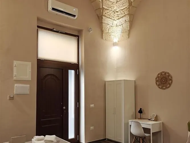 Elysia Luxury Suite Con Jacuzzi - Centro Brindisi Semesterbostad